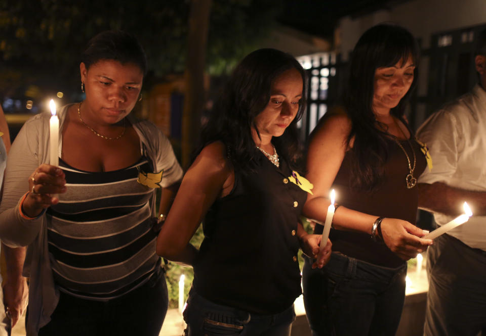 Un grupo de mujeres participa en una vigilia con velas frente al Museo Gabriel García Márquez, en la casa donde nació el escritor en Aracataca, Colombia, el jueves 17 de abril del 2014. García Márquez murió el jueves en la Ciudad de México. Tenía 87 años. (AP Foto/Ricardo Mazalan)