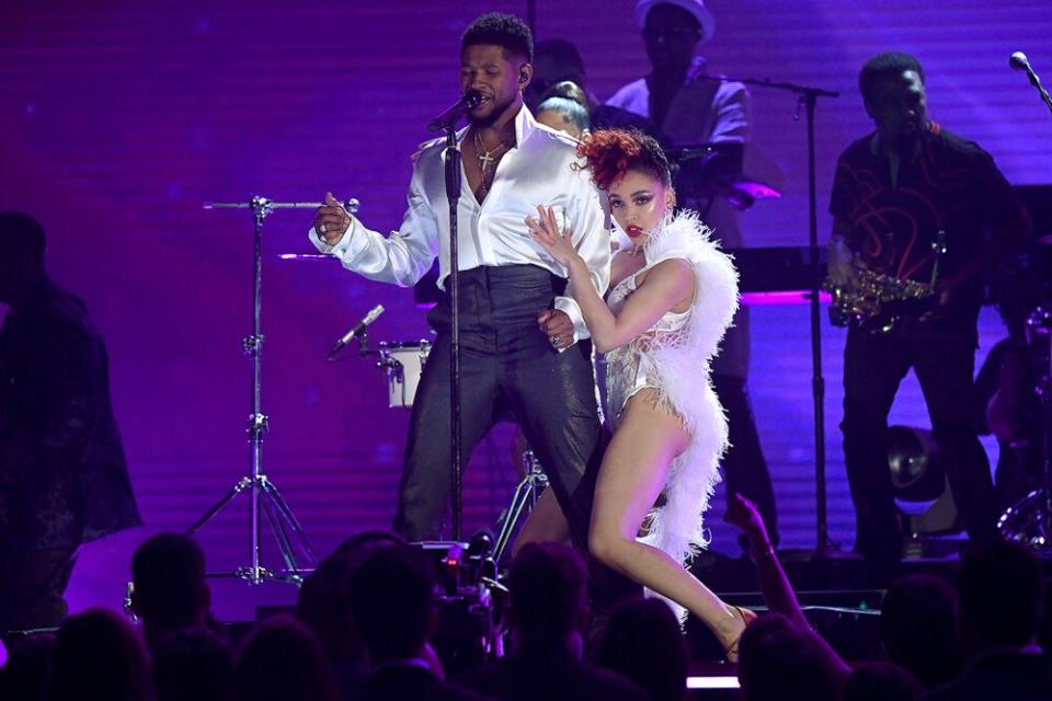 FKA twigs dancing with Usher at the 2020 Grammys. | Kevork Djansezian/Getty