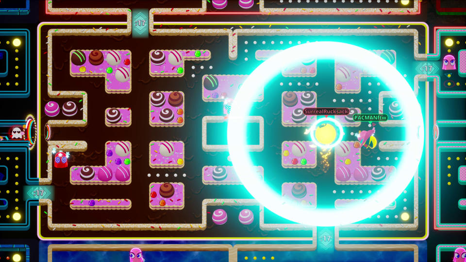  Pac-Men compete in a glowing maze. 