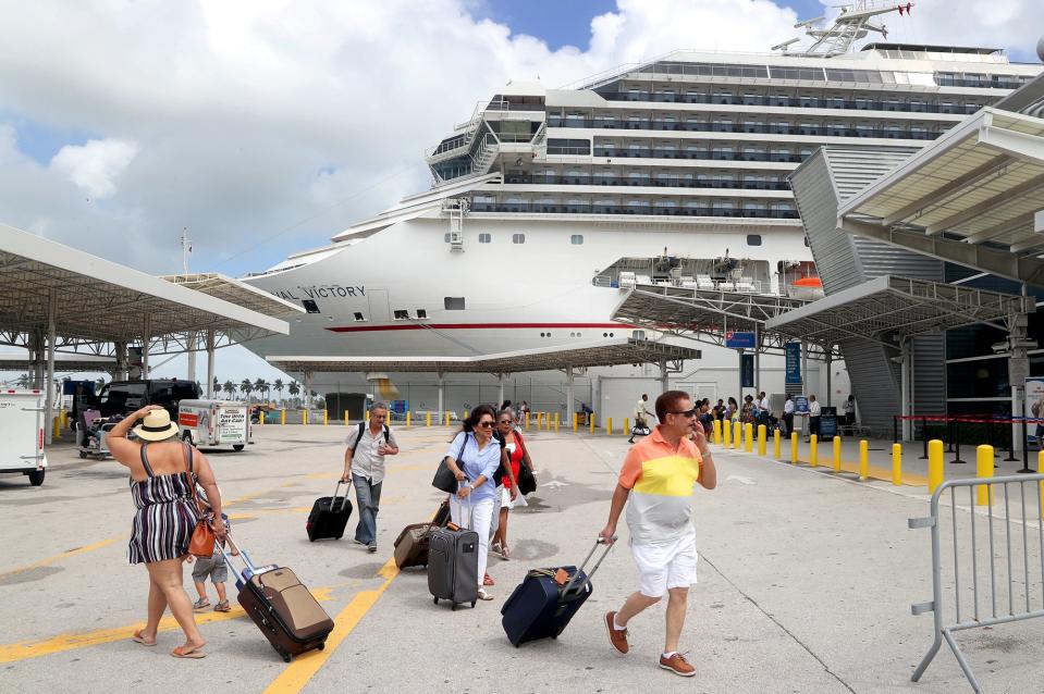 Für viele Menschen ist der Kreuzfahrturlaub ein Sommer-Highlight. - Copyright: picture alliance / Sun Sentinel | Stephen M. Dowell