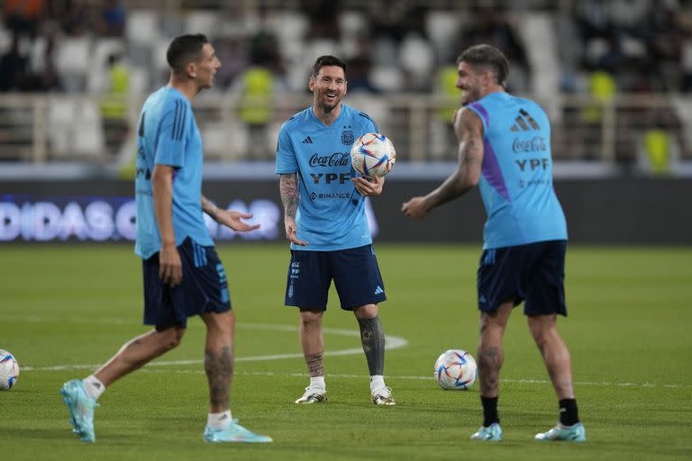 La selección argentina tuvo su primer entrenamiento en Emiratos Árabes Unidos este lunes con 18 jugadores