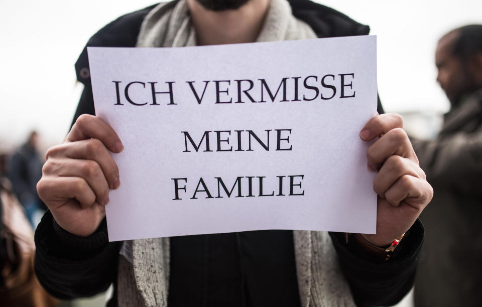 Ein Mitglied des Flüchtlingsrats Berlin protestiert für den Familiennachzug (Bild: dpa)