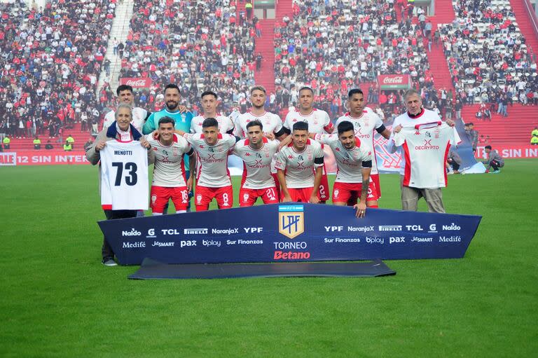 La formación de Huracán antes de jugar con Defensa y Justicia: a la izquierda, con la camiseta 73, Daniel Buglione, marcador central de aquel equipo; a la derecha, Alejandro Menotti, el hijo de César. Los futbolista utilizaron brazalete negro y una camiseta especial, con la cara de Menotti en el centro