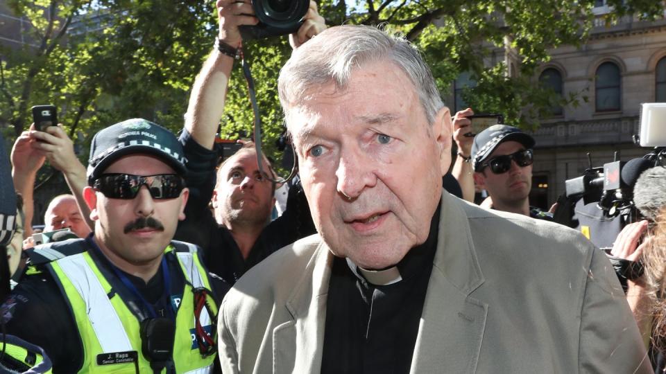 Kardinal George Pell auf dem Weg zum County Court: Der ehemalige Vertraute von Papst Franziskus war wegen sexuellen Missbrauchs von zwei Chorknaben zu sechs Jahren Haft verurteilt worden. Foto: David Crosling/AAP