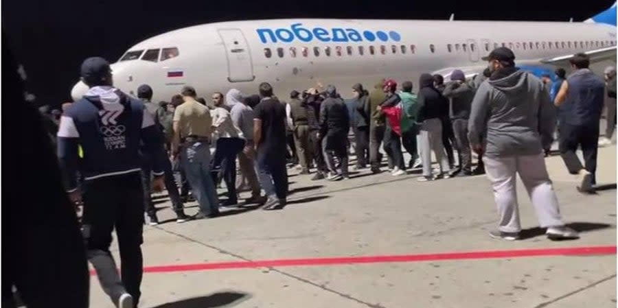 The crowd that broke into the Makhachkala airport in search of Israeli citizens