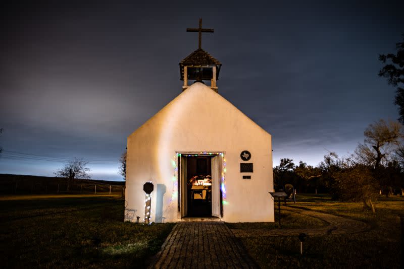 Luces de Navidad en la entrada de la capilla La Lomita en Mission, Texas, en una foto del 9 de enero (Washington Post / Getty Images).