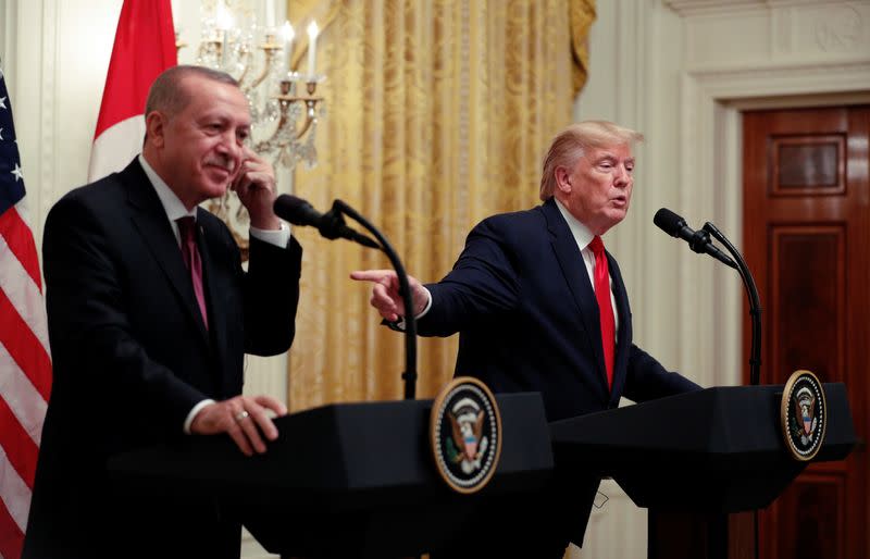 TRUMP PARLE À ERDOGAN, APPELLE À UNE "DÉSESCALADE" EN LIBYE