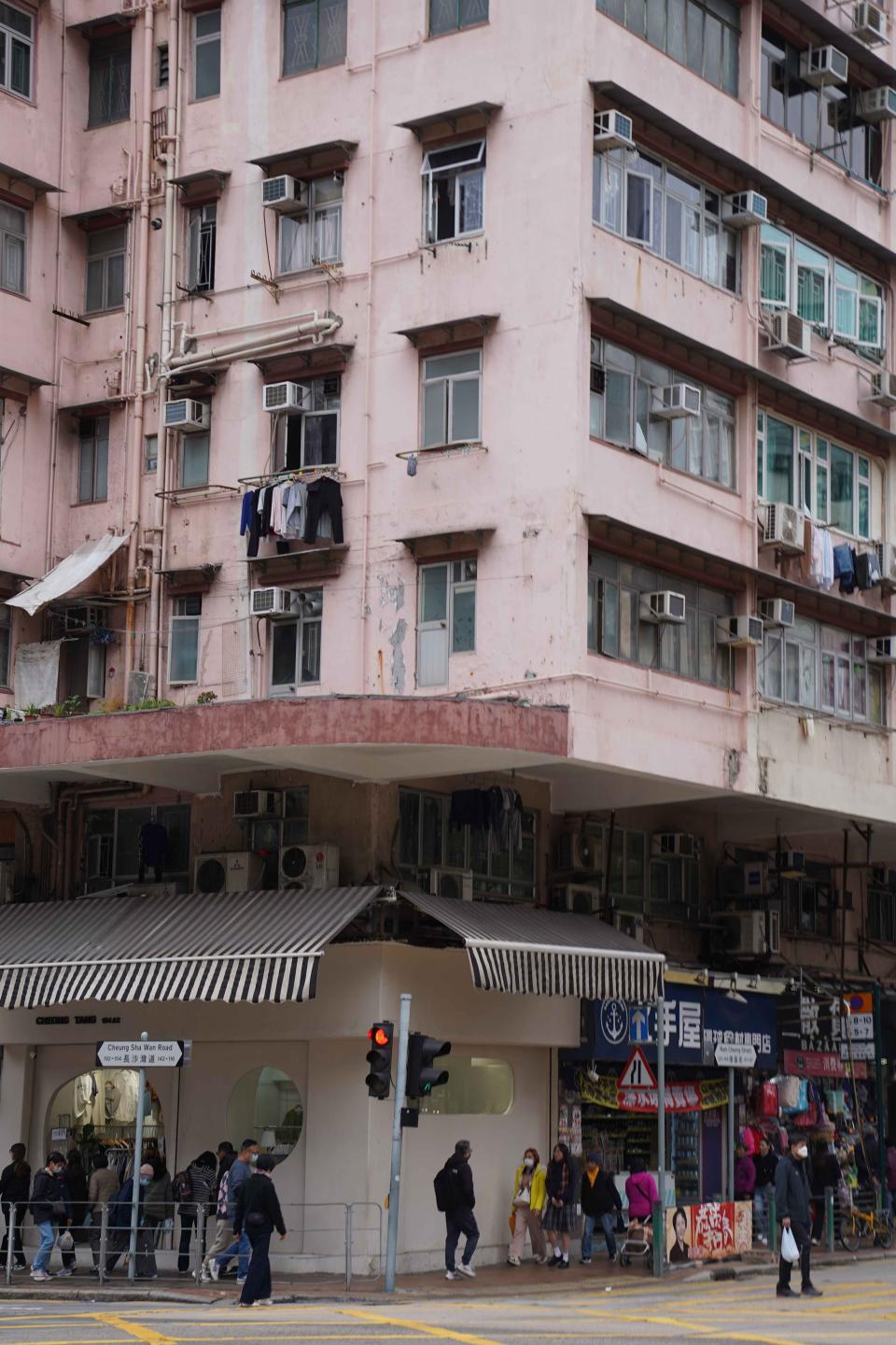  類似台灣騎樓概念的香港「唐樓」舊建築，仍可在深水埗看到。