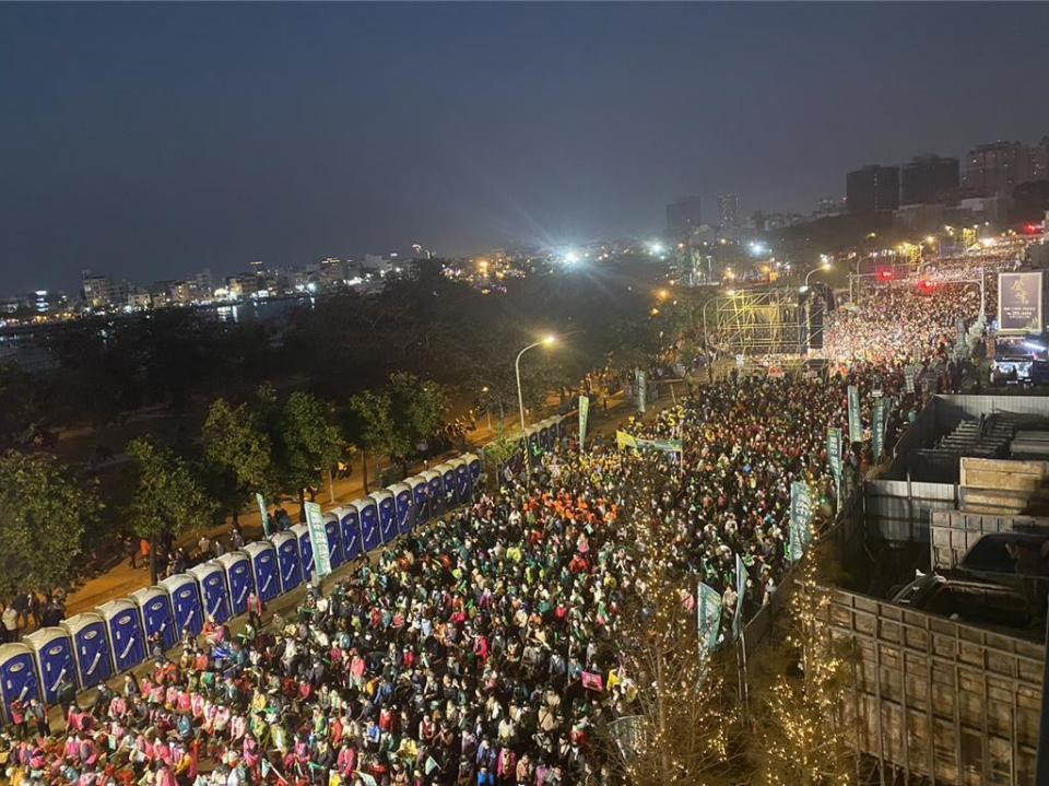 台南市首度舉辦總統選前之夜，現場湧入至少3萬人。(讀者提供／曹婷婷台南傳真)