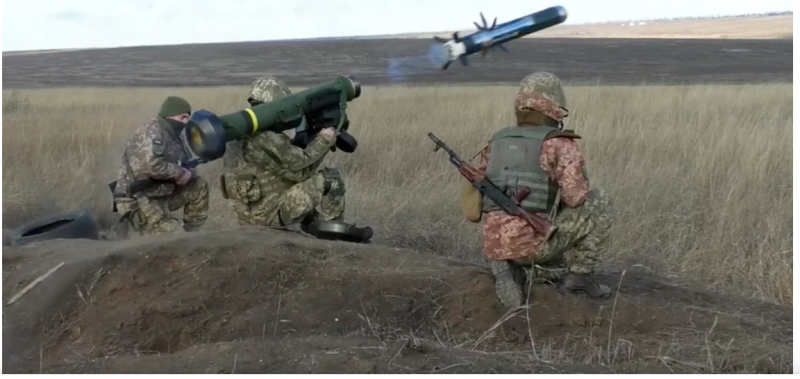 烏克蘭士兵在烏克蘭頓涅茨克地區的軍事演習中發射了一枚美國標槍導彈。（烏克蘭國防部新聞服務通過美聯社供稿）