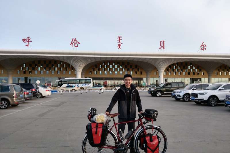 台灣單車騎士曹耀文從呼倫貝爾騎至新疆，完成4800多公里的「單人單騎橫貫蒙古」挑戰，為亞洲第一人。（曹耀文提供）