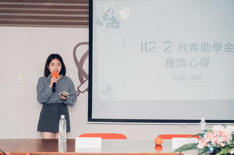 世新行管系碩士班盧鈺儒說獲獎讓她有信心去追尋學業目標。（攝影張智端，世新大學提供）