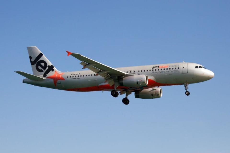 Ein Airbus 320 von Jetstar Asia Airways landet am 20. März 2018 auf dem Flughafen Phuket.