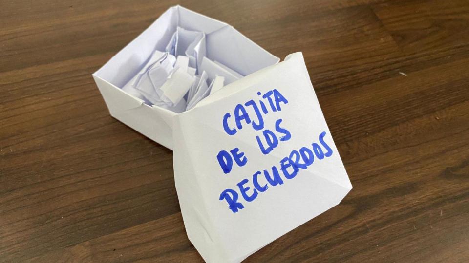 Un caja de papel con la tapa que lee "Cajita de los recuerdos"