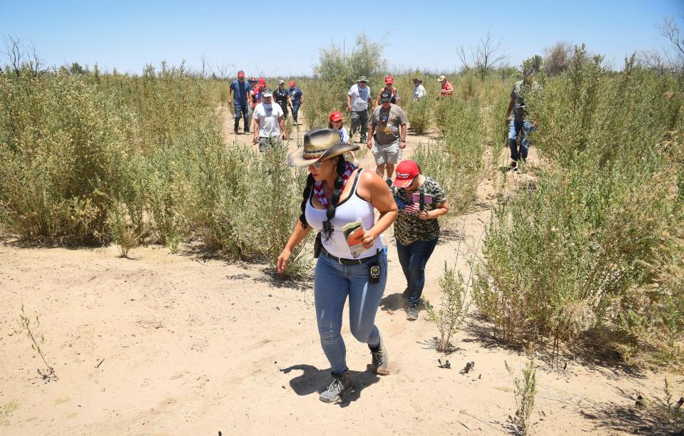 YUMA, Ariz. – La líder del grupo Jennifer Harrison, al frente, y dos docenas más de miembros de los AZ Patriots, acampan a lo largo del del río Colorado, en las cerca de 24 millas donde hace de frontera natural entre Estados Unidos y México. Los miembros del grupo se turnaban para patrullar sectores de la frontera y buscar migrantes.