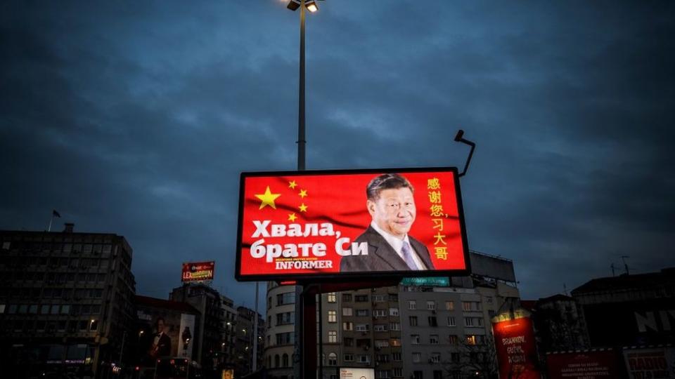 Xi Jiping en un cartel luminoso