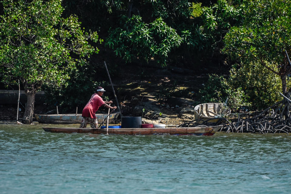 An Orang Laut villager operates a traditional rowboat. (Photo: Yahoo Lifestyle Singapore/Bryan Huang)