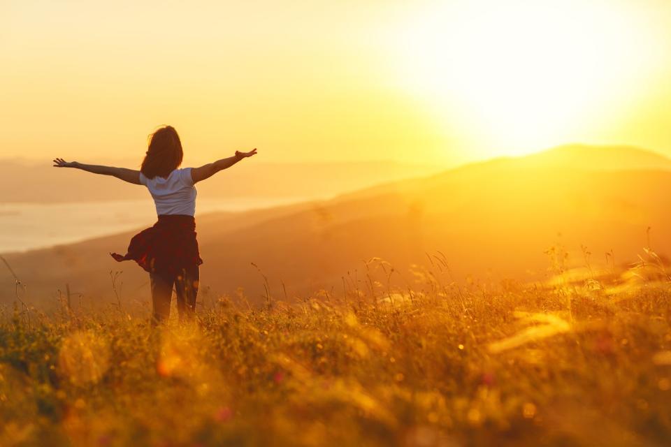 <p>Seit Anbeginn der Zeit orientiert sich das menschliche wie auch tierische Leben auf unserem Planeten am Licht der Sonne und dem Lauf von Tag und Nacht. Kein Wunder also, dass die Sonne auch einen großen Einfluss auf den "Zirkadianen Rhythmus" hat: Leben wir im Einklang mit unserer inneren Uhr, fühlen wir uns vitaler und gesünder. Die Galerie zeigt, worauf es ankommt. (Bild: iStock / evgenyatamanenko)</p> 