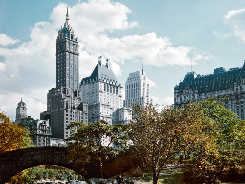 Hotel Plaza, a la derecha, desde el Parque Central de Nueva York.