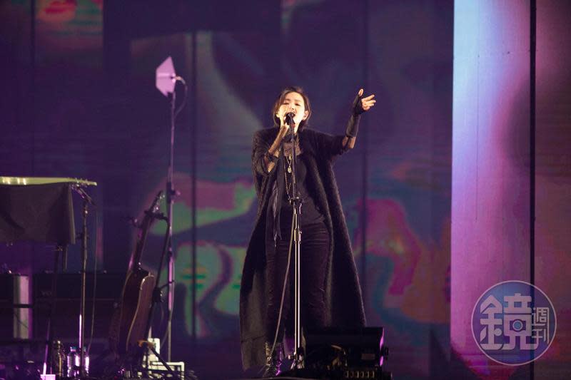 安溥今年發新專輯也準備演唱會，她以黑色女巫感特別訂製落地長袍出場。