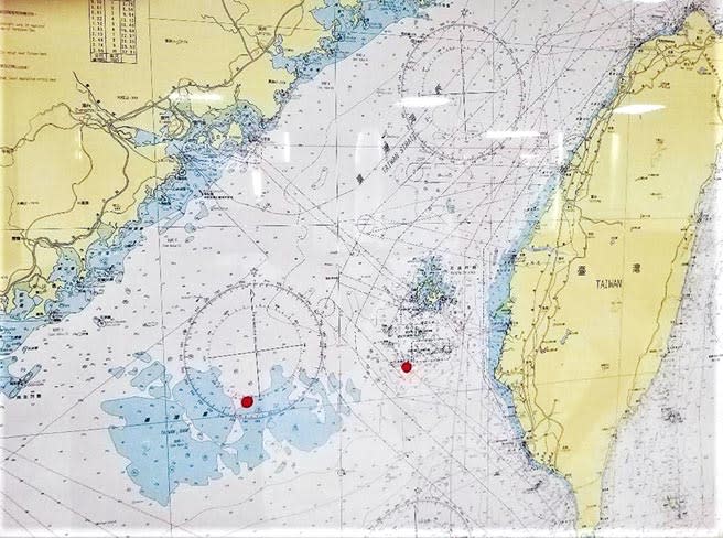 海圖左紅點是陸船翻覆處，右紅點是澎湖七美島。（陳可文攝）