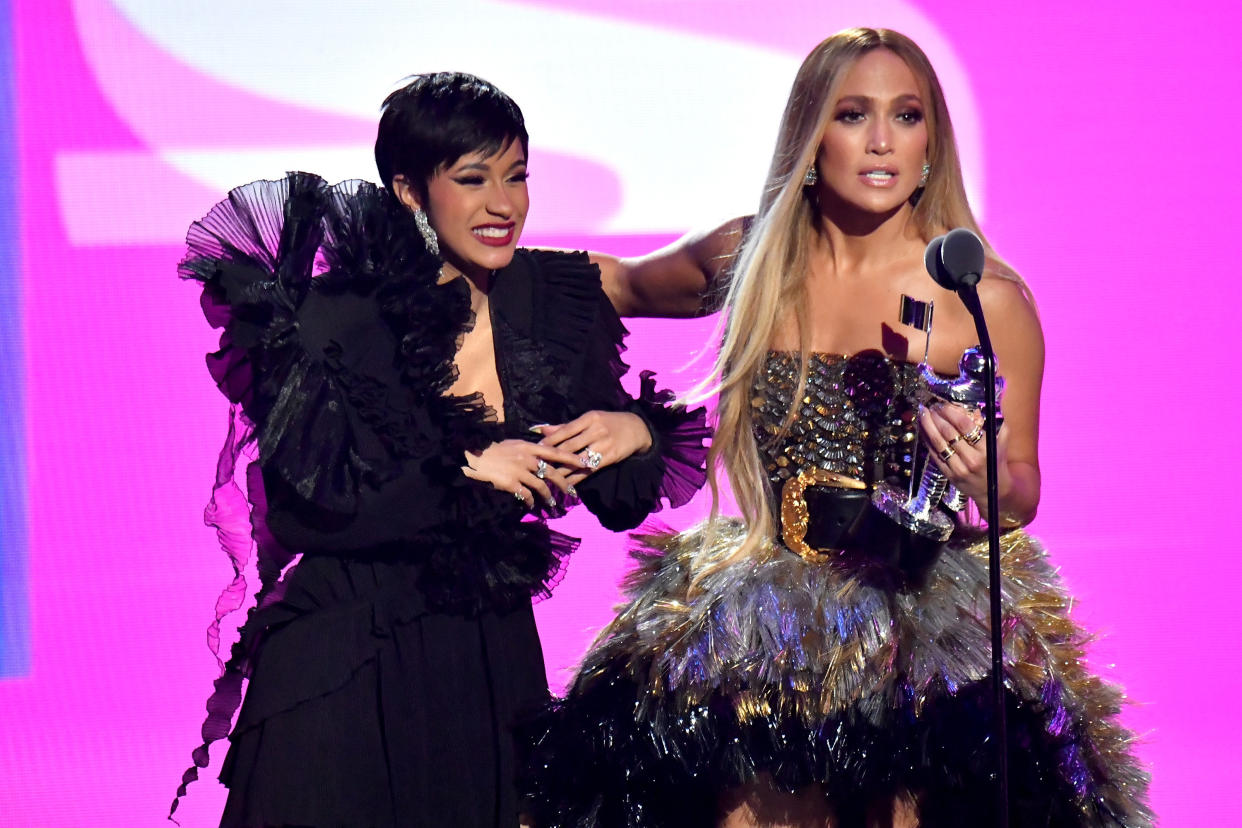 Cardi B and Jennifer Lopez accept an award together at the 2018 MTV Video Music Awards.&nbsp; (Photo: Jeff Kravitz via Getty Images)