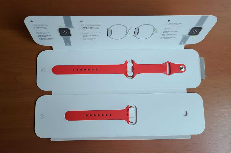 錶帶盒中附有M/L長版，以及S/M短版兩種尺寸錶帶。（圖／戴嘉芬攝）