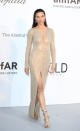 <p>Für die amfAR Gala im Hotel du Cap-Eden-Roc in Cannes am 17. Mai 2018 trug sie ein hautenges Kleid mit goldenen Pailletten. (Quelle: Getty) </p>