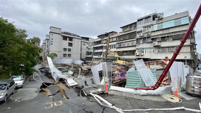 基泰建設大直建案因施工不慎，導致鄰房下陷。（圖／台北市攝影記者聯誼會提供）