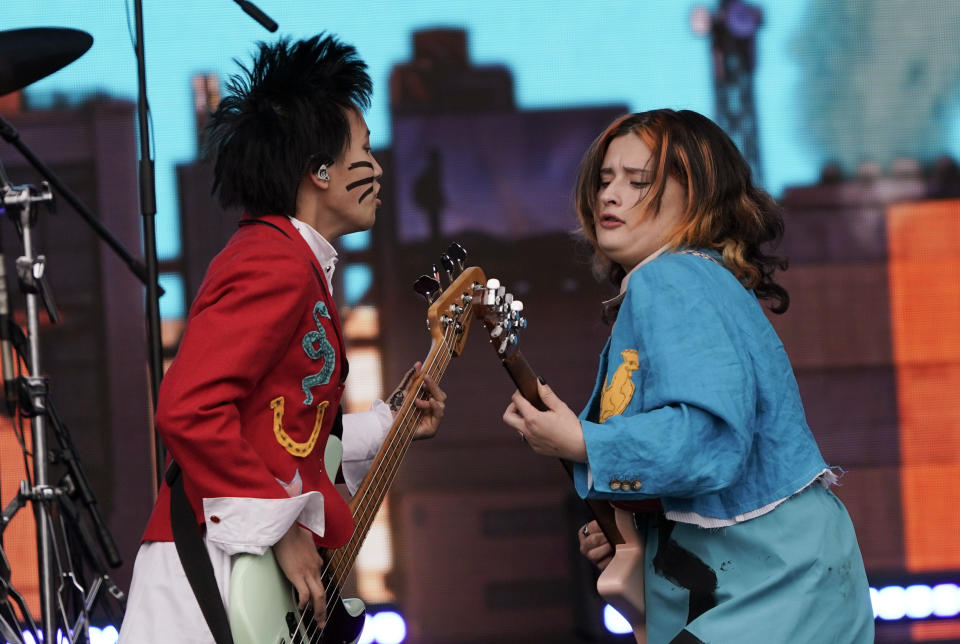 Eloise Wong, izquierda, y Bela Salazar de The Linda Lindas durante su concierto en el festival Corona Capital en la Ciudad de México el domingo 20 de noviembre de 2022. (Foto AP/Eduardo Verdugo)