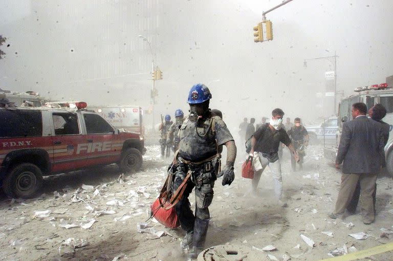 Bomberos y personal de rescate en una calle cerca del World Trade Center