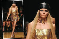 ... Donatella Versaces sexy Entwürfe, wie z.B. dieses goldene Minikleid, war riesengroß. (Bild: Rex Features)