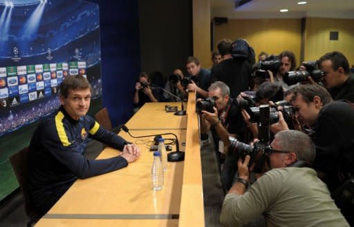 El entrenador del FC Barcelona, Tito Vilanova, se deja fotografiar en la rueda de prensa de este lunes 22 de octubre en la ciudad condal, con ocasión del partido contra el Celtic CF. (AFP | Lluís Gené)