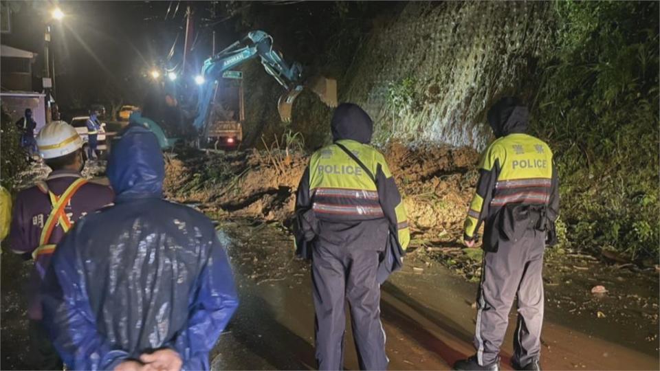 桃園暴雨釀災！　龜山土石崩落砸毀車