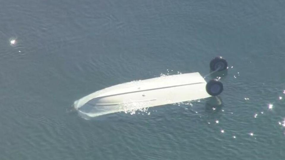 在琵琶湖湖面上翻覆的小艇。（圖／翻攝自TBS NEWS DIG）
