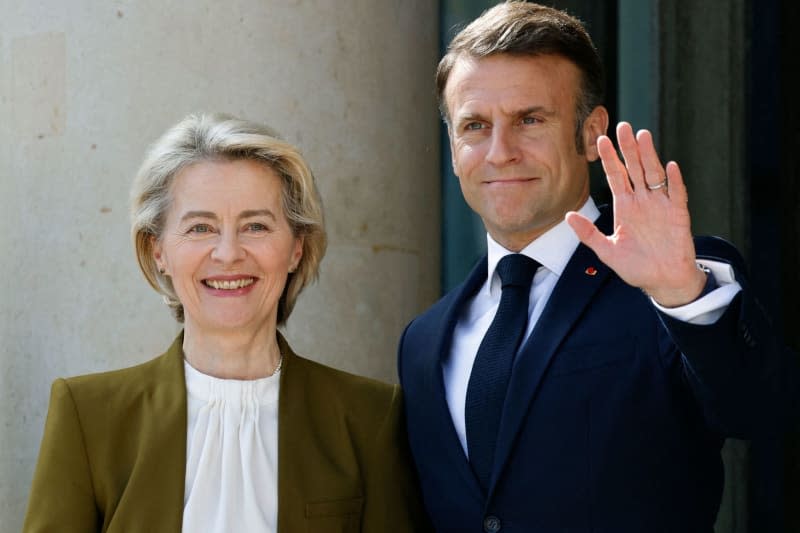 French President Emmanuel Macron (R) gestures as he greets European Commission President Ursula von der Leyen ahead of the Chinese President's arrival at the Elysee presidential palace. Ludovic Marin/AFP/dpa
