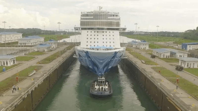 Un barco atravesando el canal de Panamá