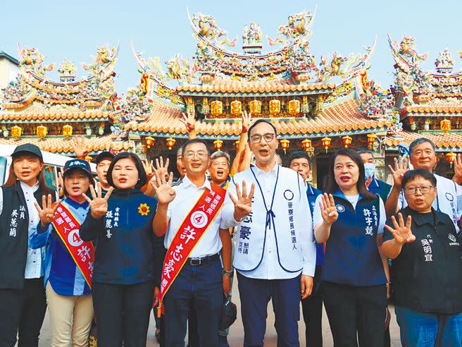 國民黨主席朱立倫（前右三）11日南下陪麥寮鄉長補選候選人許志豪（前右四）徒步掃街拜票。（張朝欣攝）