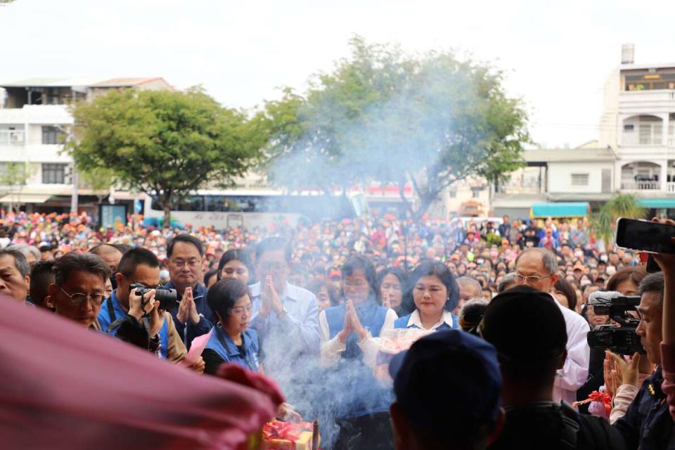 縣長張麗善向媽祖祈求賜福雲林。圖/雲林縣政府提供