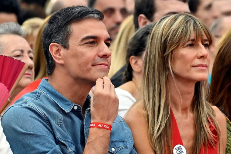 Le Premier ministre espagnol Pedro Sanchez et son épouse Begoña Gomez, le 23 juillet 2023 pendant un meeting électoral à Getafe, dans la banlieue de Madrid (JAVIER SORIANO)