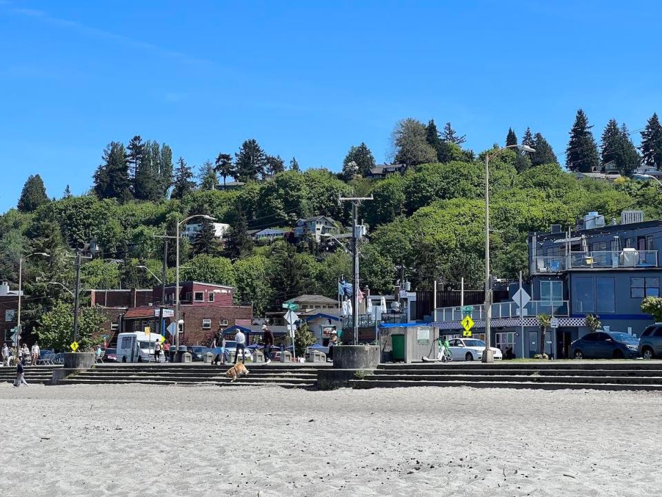 Alki beach walkway, Seattle (©BWatts)