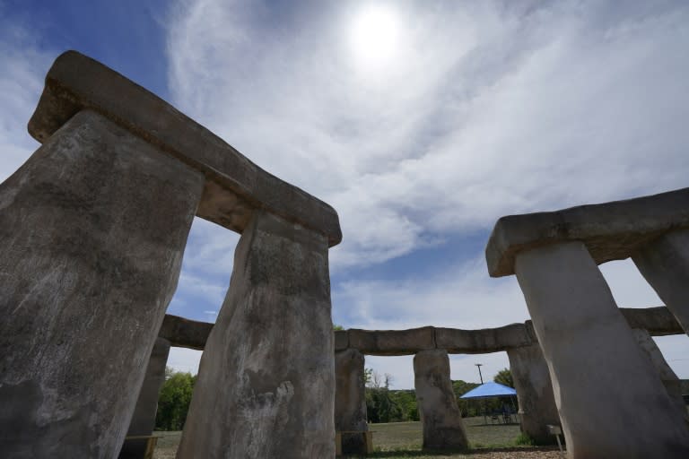 Una vista de Stonehenge II, una escultura de hormigón construida como homenaje al Stonehenge original, donde visitantes y campistas esperan el eclipse solar total del lunes en América del Norte, en Ingram, Texas, el 7 de abril de 2024 (Cécile Clocheret)