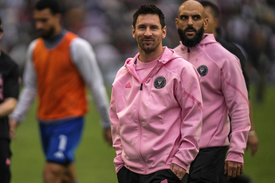 Lionel Messi del Inter Miami tras el primer tiempo del partido amistoso contra Hong Kong, el domingo 4 de febrero de 2024. Los aficionados se decepcionaron debido a que Lionel Messi no jugó. (AP Foto/Louise Delmotte)