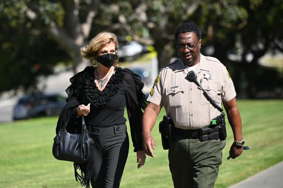 La demandante Judy Huth (izq.) llega al exterior del tribunal para el inicio de su juicio civil contra el actor Bill Cosby, el 1 de junio de 2022 en el Tribunal Superior de Los Ángeles en Santa Mónica, California (AFP vía Getty Images)