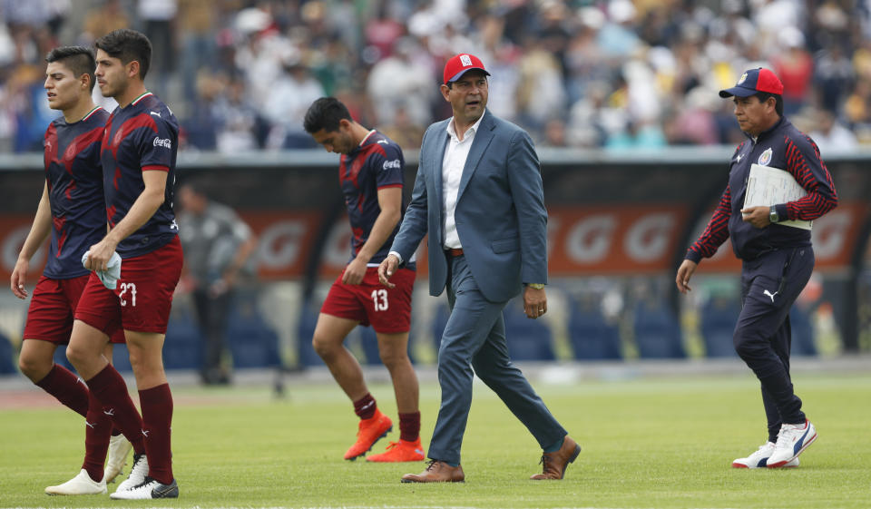 El técnico de Chivas, el paraguayo José Cardozo, sale del campo al finalizar el encuentro ante los Pumas el domingo 31 de marzo de 2019 en la Ciudad de México. / Foto: AP