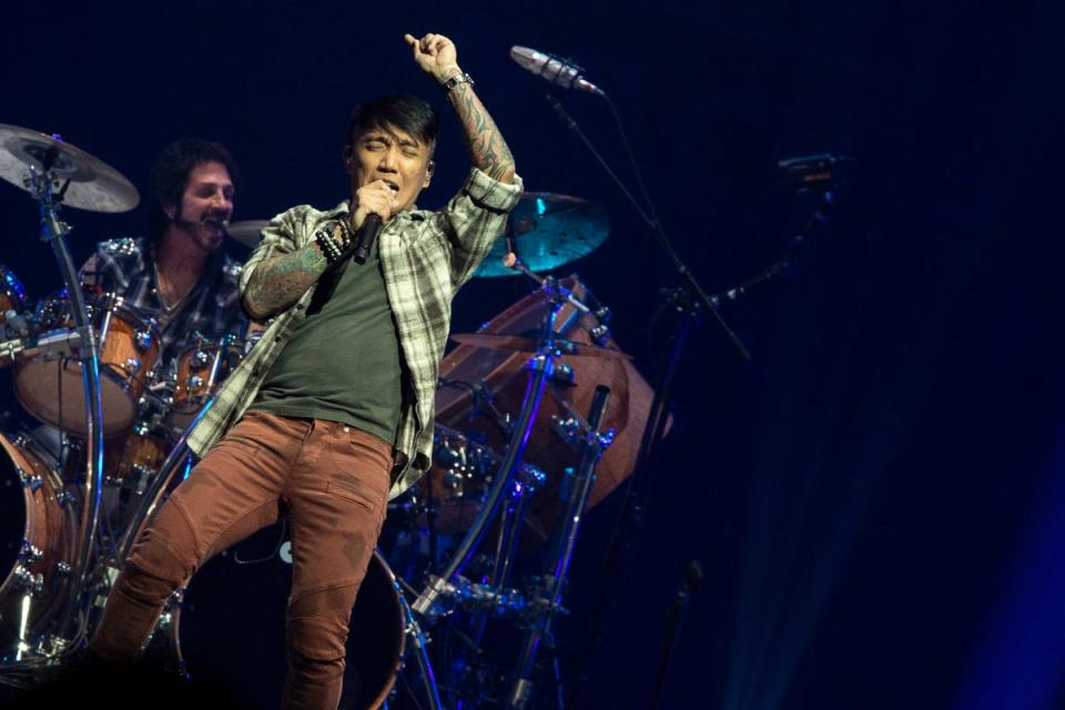 Arnel Pineda sang with gusto at PPG Paints Arena.