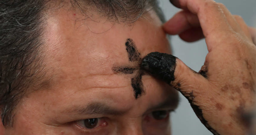 男性工人喝到茫了，被人在身上亂刺青，額頭還被刺上「生殖器官」。（圖／Pixabay）