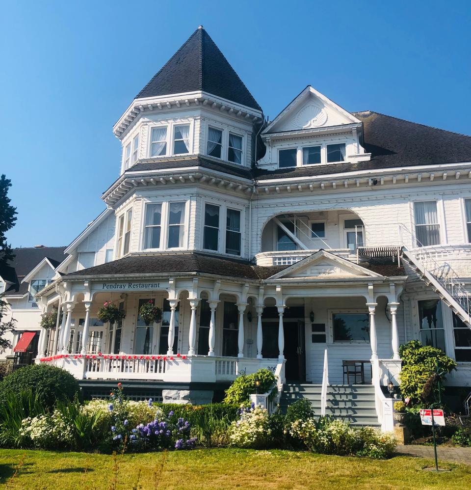 exterior shot of pendray house hotel in victoria canada