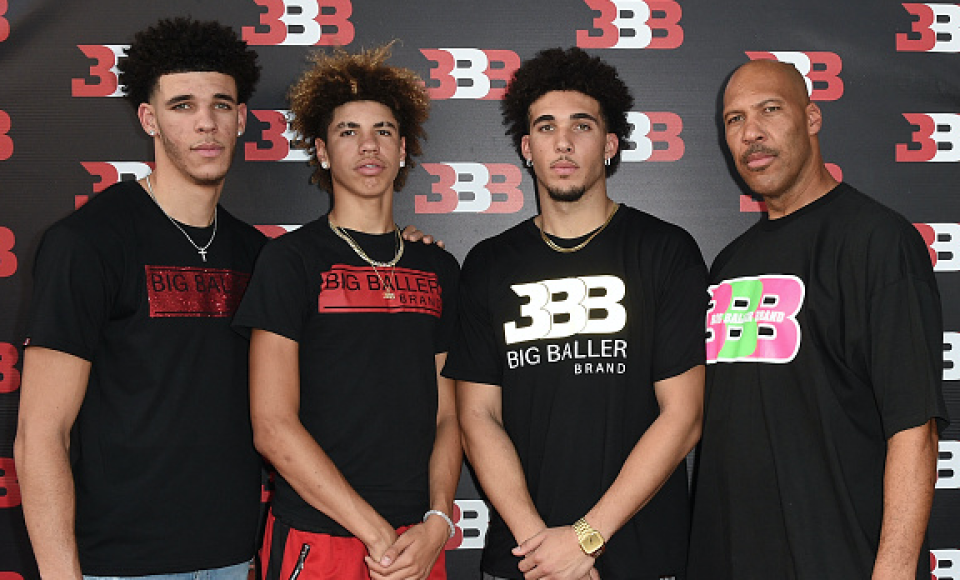 LaVar Ball posa junto a sus hijos Lonzo, LaMelo y LiAngelo. Foto: Getty Images.