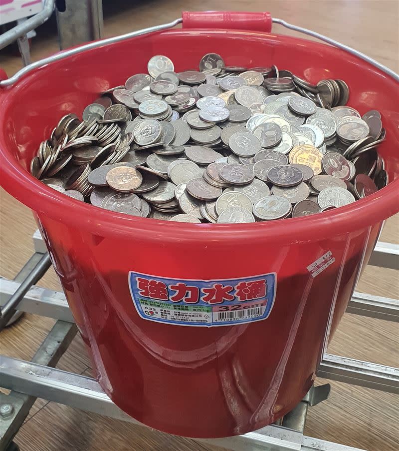 原PO提一個裝滿10元硬幣的水桶到銀行換鈔被拒。（圖／翻攝自 爆怨公社）